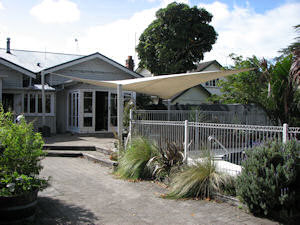 shade_sail_outdoor_entertaining.jpg